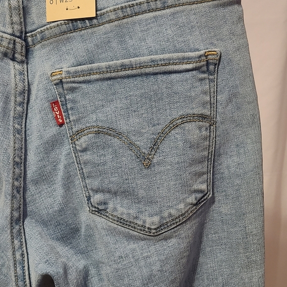 Levi's Sculpt Bermuda Shorts - Picture 9 of 10